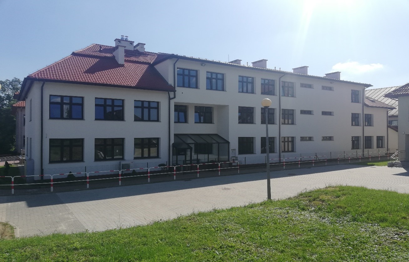 Budynek szkoły w Zielonkach po termomodernizacji